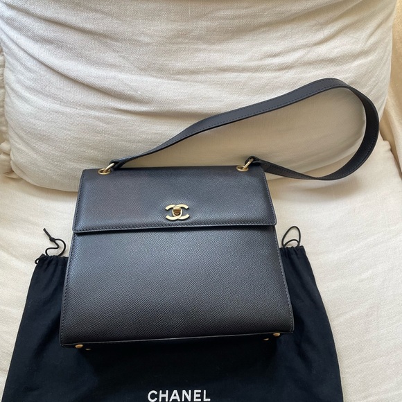 Vintage Chanel Classic Black Shoulder Bag with Gold Accents - Picture 2 of 15